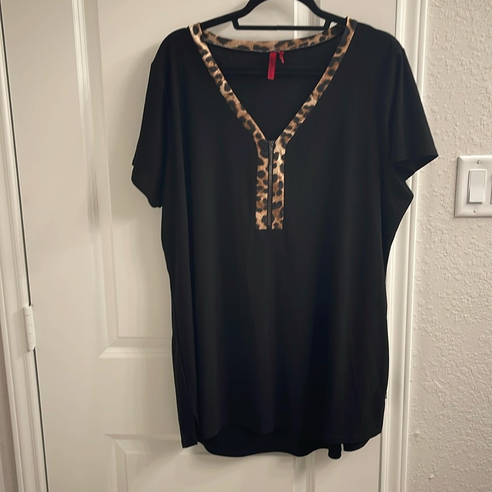 Plus size blouse with leopard detail